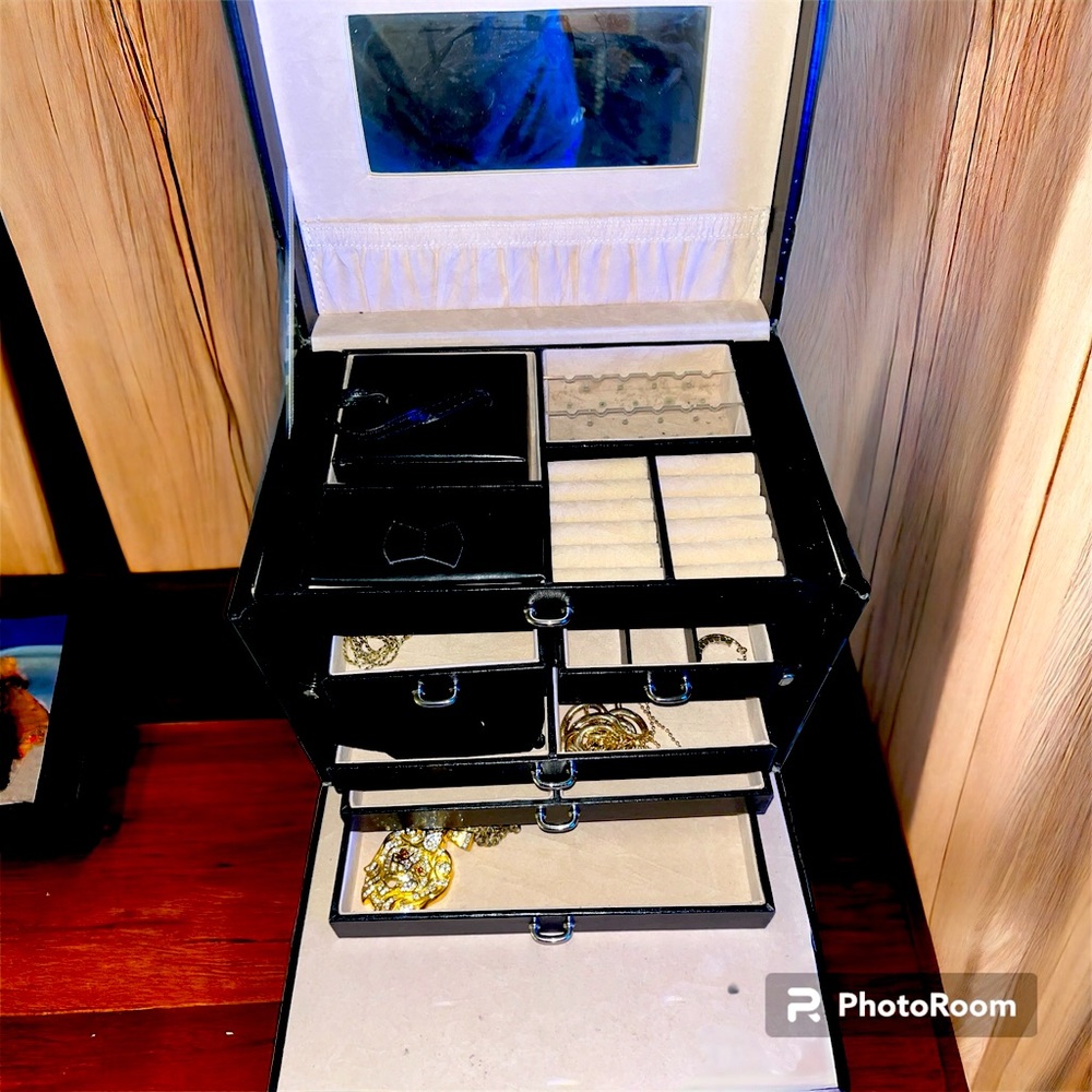 Multi slot jewelry box good condition